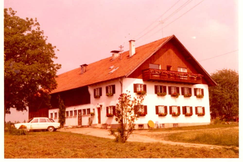 Hinter dem Balkon ziert nun Holzverkleidung die Fassade. © Irmgard Kinzelmann Hirschau mit Balkon