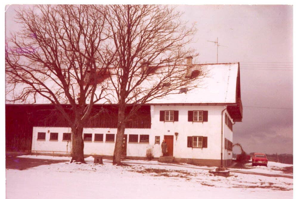 Die Gliederung des Hauses in Wohn- und Wirtschaftsbereich ist sehr gut erkennbar. © Irmgard Kinzelmann Hirschau Seitenansicht