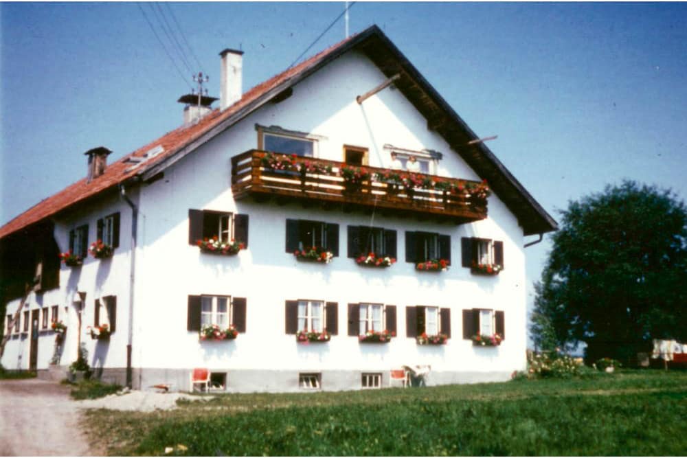 Die Fassade des Hauses ist 1973 noch komplett weiß, die Ferienwohnung mit dem ersten Balkon ausgestattet. © Irmgard Kinzelmann