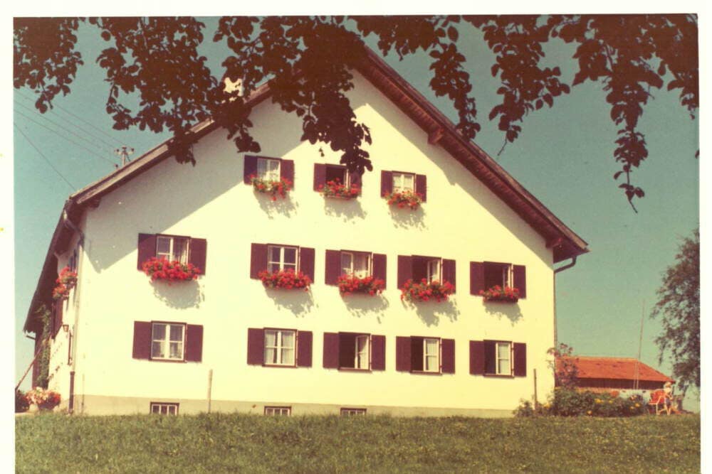 Das obere Stockwerk ist hier bereits ausgebaut, Blumen schmücken die Fenster. © Irmgard Kinzelmann Hirschau mit Blumenkästen