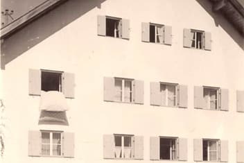 Noch ist die Fassade baulich unverändert. © Irmgard Kinzelmann Bild aus den Anfangsjahren